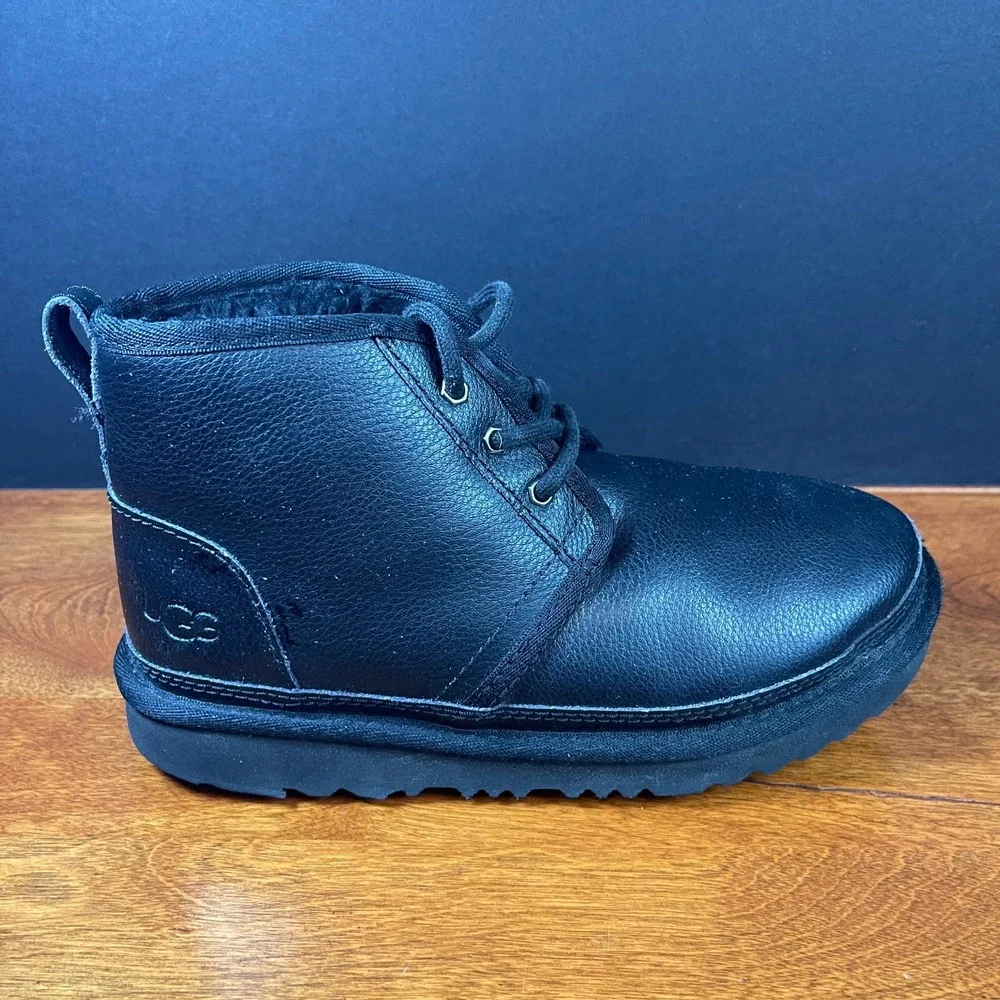 UGG Kids 2 Black‎ Neumel Chukka Boots Leather Lace Up Sherpa Lined
